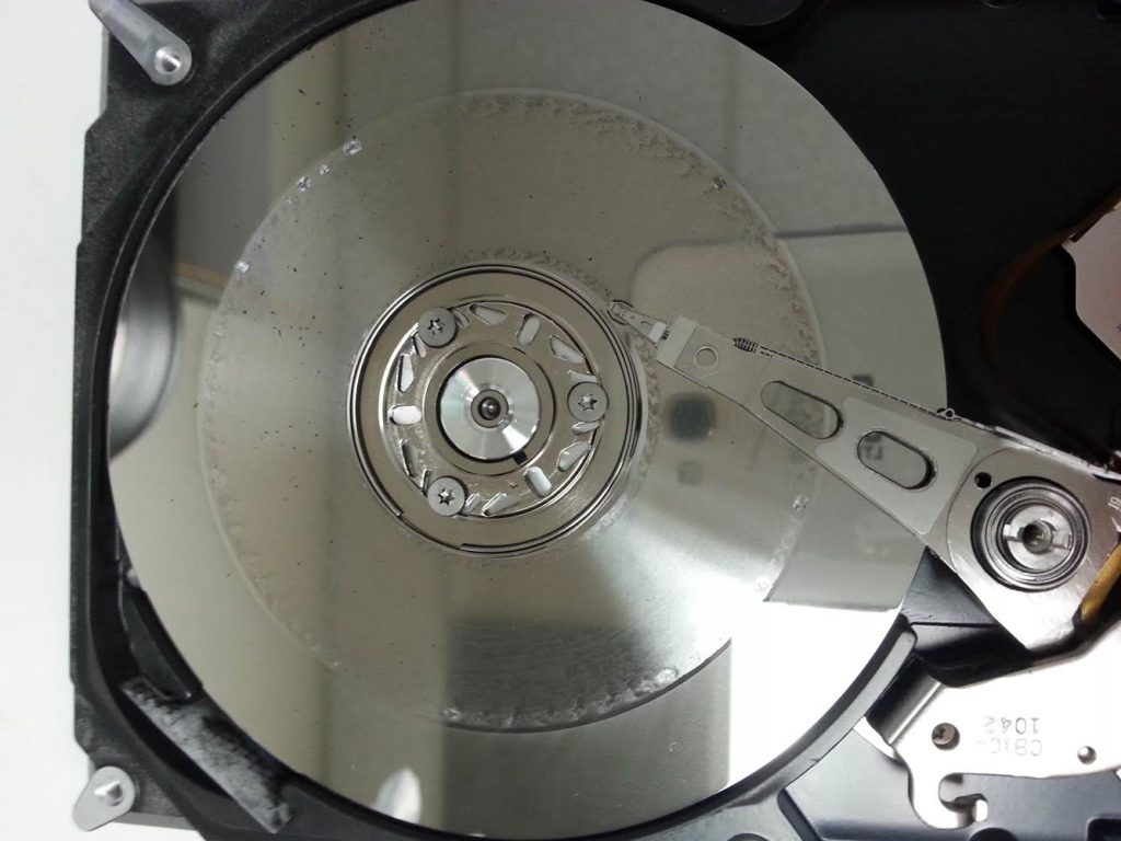پلتر از اجزای داخلی هارد دیسک