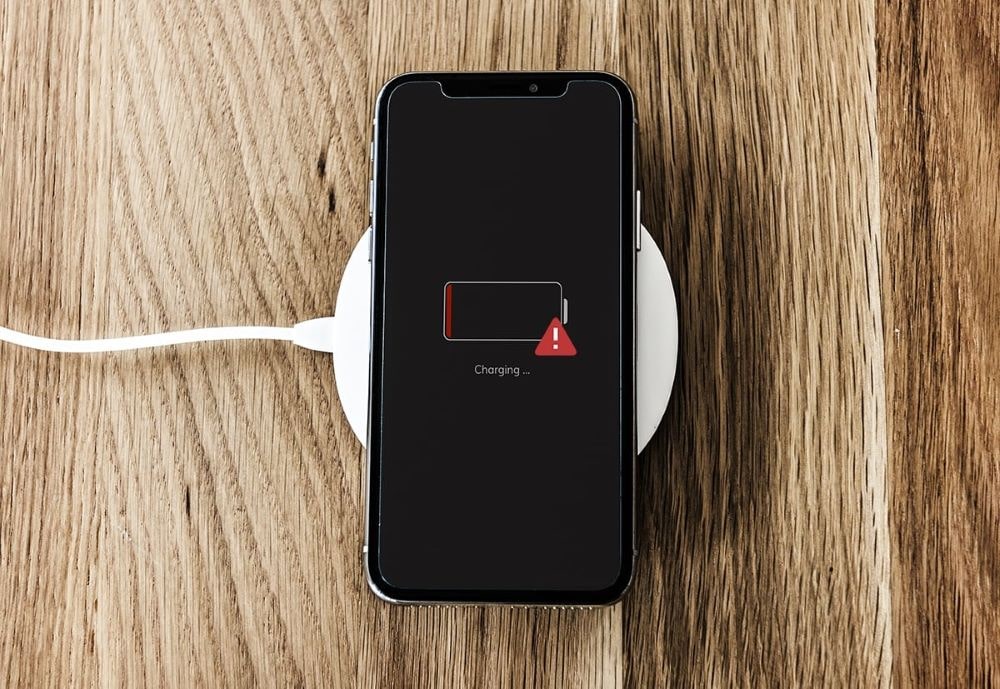 با بسیاری از گوشی‌های هوشمند جدیدتر موجود در بازار، مانند مدل‌های Samsung® و iPhone®، می‌توانید کابل‌های USB را به‌کلی حذف کنید و تلفن خود را با یک پد ثابت بی‌سیم شارژ کنید. 